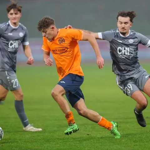 Leonardo Goltz schaltet im Trikot des SV Wiesbaden den Turbo ein, John Reith (links) ist bei Biebrich 02 durchgestartet. Rechts versucht Maurice Pinger einzugreifen.
