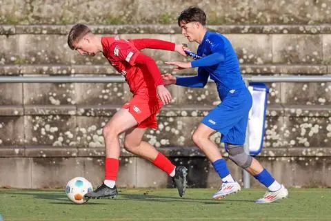 Traumhaftes Debüt in der 1. Mannschaft des FV Biebrich 02: Der 18-Jährige Niko Puchalla (rechts) trifft beim 5:1 über den SC Waldgirmes II nach der Pause doppelt. 