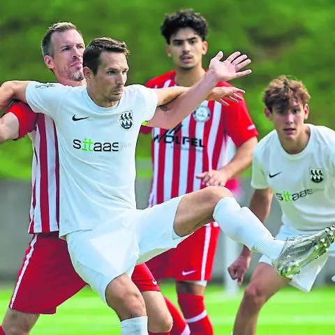 Zwei Routiniers ziehen im Zweikampf alle Register: Rauenthals Alexander Rudolph und Wallrabensteins Spielertrainer Dennis Deider (vorne) schenken sich nichts. Foto: Paul Kufahl/rscp-photo