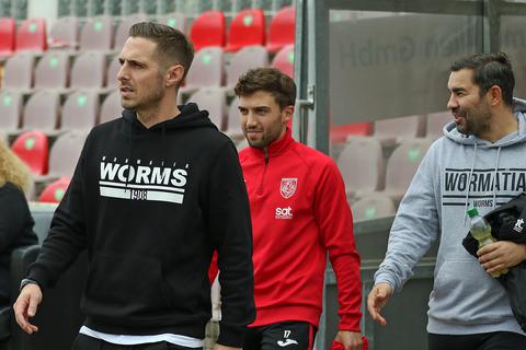Nach der Trennung von Wormatia-Trainer Max Mehring (links) im Dezember wird Co-Trainer Mario Cuc das Wormatia Auftakttraining mit Kapitän Sandro Loechelt (Mitte) und seinen Mistpielern leiten. Oder präsentiert der Verein davor noch seine Trainerlösung?