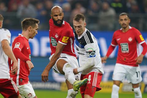 Kaiserslauterns Terrence Boyd (3.v.l) und Hamburgs Sebastian Schonlau (4.v.l) kämpfen um den Ball.  Foto: dpa/ Marcus Brandt