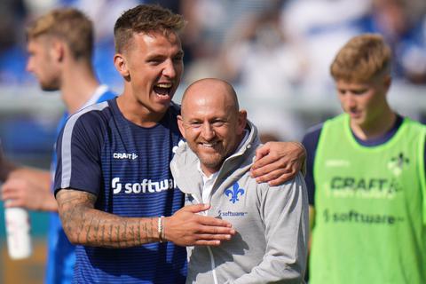 Trainer Torsten Lieberknecht und Stürmer Phillip Tietz jubeln nach dem knappen 1:0-Erfolg gegen Dynamo Dresden. Foto: dpa