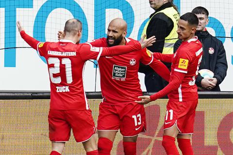 Kaiserslauterns Torschütze Terrence Boyd (M.) jubelt mit Kenny Prince Redondo (r.) und Hendrick Zuck über das Tor zum 2:1. 