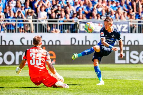 Wenn der sitzt, sieht es anders aus: Marvin Mehlem vergibt gegen Bielefelds Schlussmann Martin Fraisl das 2:0. Foto: Sascha Lotz 