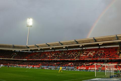 Ein Regenbogen strahlt über dem Nürnberger Stadion. 