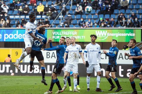 Viel höher kann man nicht springen: Patric Pfeiffer (links) köpft am 11. November 2021 den 1:0-Siegtreffer in Paderborn. Foto: dpa