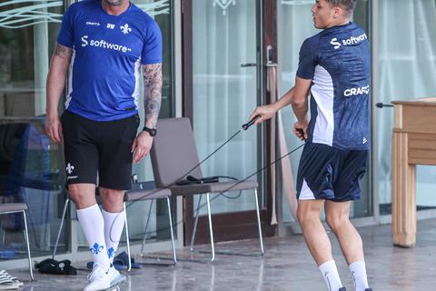 Könner: Max Wendt präsentiert seine Skills am Seil, Torwarttrainer Dimo Wache schaut gebannt zu.