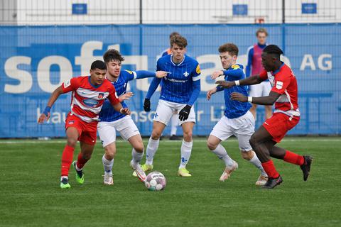 Ein 0:0 gab es im letzten Heimspiel für die A-Junioren des SV Darmstadt 98 (in blau von links: Florian Phlepsen, Nicholas Beier und Philipp Sonn) gegen den 1. FC Heidenheim (links Eric Onos, rechts Seedy Jarju). Archivfoto: Peter Henrich
