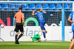Bartosz Bialek erzielt aus kurzer Distanz das 1:0. Waldhof-Torwart Lucien Hawryluk ist geschlagen.