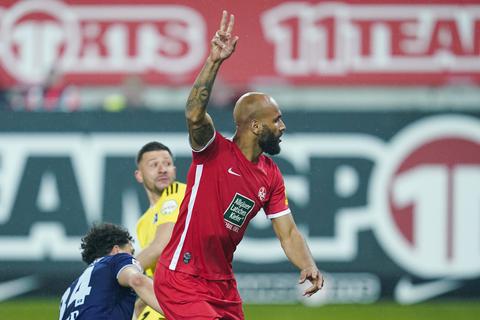 Kaiserslauterns Torschütze Terrence Boyd jubelt über das Tor zum 1:0.