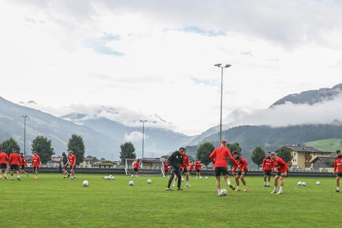 Der SVWW trainiert vor der Wolken- und Bergkulisse im Zillertal.