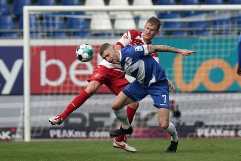 Felix Platte erzielte einen der beiden Treffer für den SV Darmstadt 98 beim Sieg gegen die Würzburger Kickers (hinten Lars Dietz). Die Mainfranken haben Einspruch gegen die Spielwertung eingelegt. Foto: dpa
