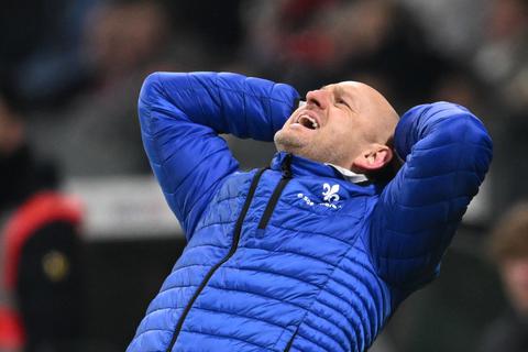 Zum Haareraufen – wenn denn noch welche da wären: Lilien-Trainer Torsten Lieberknecht war mehrfach am Verzweifeln.