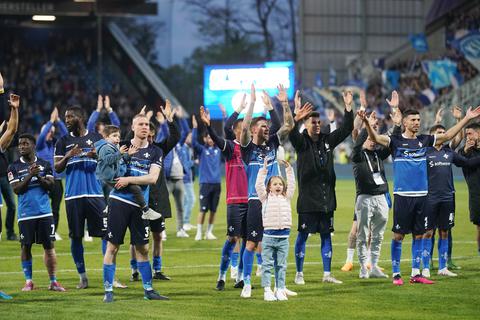 Gruppenbild mit Kindern: Darmstädter Jubel nach dem 2:1 gegen den KSC.