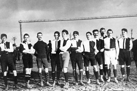 So stolz stehen sie da: Das Bild zeigt die erste Mannschaft des FK Olympia Darmstadt im Jahr 1907.