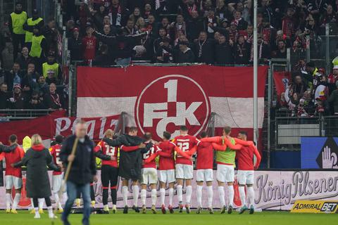 Die Spieler des 1. FC Kaiserslautern jubeln nach Spielende mit den Fans.
