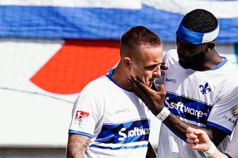 Der sehr sehenswerte Treffer von Lilien-Stürmer Phillip Tietz (li., neben ihm Patric Pfeiffer und Fabian Holland) sollte dem SV 98 Selbstvertrauen für die kommenden Aufgaben geben. Foto: dpa 