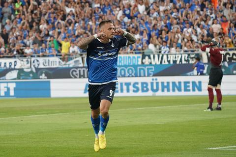 War mit zwei Treffern gegen Rostock der überragende Darmstädter: Stürmer Phillip Tietz. Foto: dpa