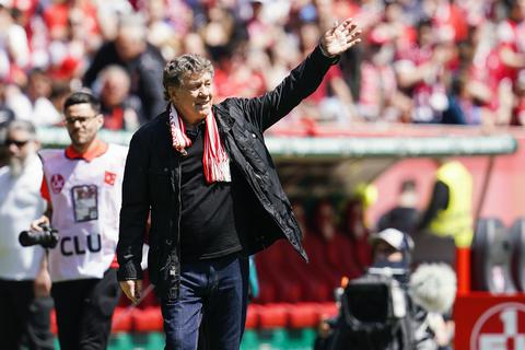 Treffen der Meistermannschaft des 1. FC Kaiserslautern von 1998 mit dem damaligen Trainer Otto Rehhagel und Spielern. Otto Rehhagel geht winkend durchs Stadion.