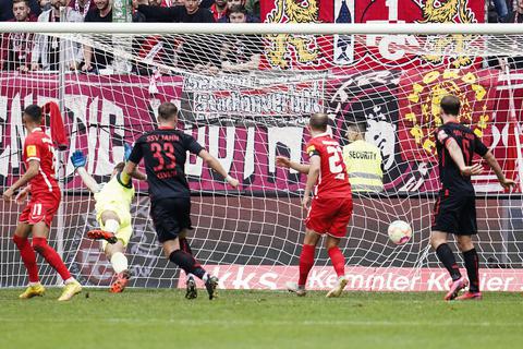 Beim Heimspiel gegen Jahn Regensburg hatten die Roten Teufel nicht viel zu lachen. Schon früh gingen die Gäste in Führung. Foto: dpa