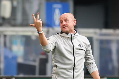 Lilien-Trainer Torsten Lieberknecht zeigt’s an: Sein Team hat aus Hamburg drei Punkte entführt. Foto: dpa