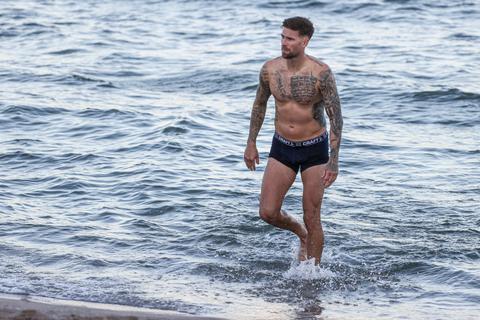 Nach einer Einheit wagt sich „Eisenmann” Tobias Kempe ins Meer.