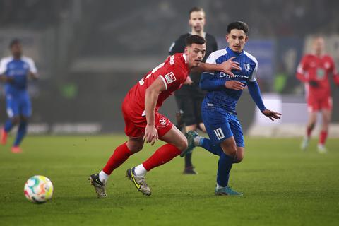 Kaiserslauterns Nicolai Rapp (li.) und Magdeburgs Jason Ceka kämpfen um den Ball. 
