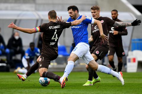 Lilien-Stürmer Luca Pfeiffer im Duell mit zwei Hamburgern. Der Torjäger erzielte sein elftes Tor in dieser Saison. Foto: Florian Ulrich