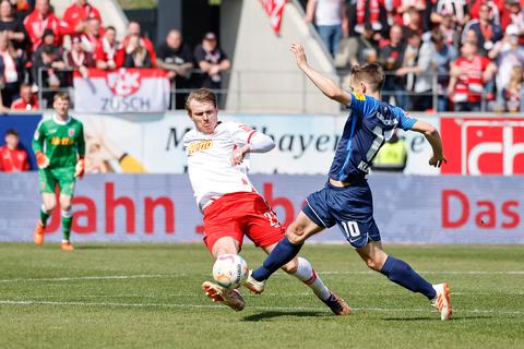Fußball: 2. Bundesliga, Jahn Regensburg - 1. FC Kaiserslautern, 29. Spieltag, Jahnstadion Regensburg. Der Regensburger Steve Breitkreuz (l) und der Kaiserslauterner Philipp Klement (r) in Aktion. +++ dpa-Bildfunk +++