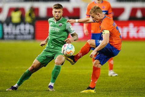 Er weiß, wie es ist, mit den Lilien in Frankfurt zu gewinnen: Am 6. Dezember 2015 gewann der SV 98 mit 1:0 bei der Eintracht. Auf dem Platz stand damals auch der heutige Kapitän Fabian Holland (rechts, hier gegen Sandhausens Alexander Esswein).