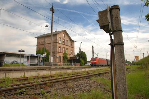 Tatort war der Messeler Bahnhof.  Archivfoto: Guido Schiek