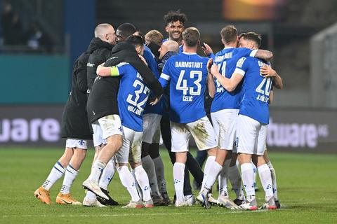 Nach dem Spiel herrscht natürlich die pure Freude: Die Mannschaft des SV 98 nach dem 3:2-Erfolg gegen Heidenheim. Foto: Florian Ulrich/Jan Huebner