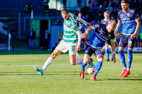 Abwehrarbeit: Lilien-Kapitän Fabian Holland (hier im Zweikampf mit dem Fürther Branimir Hrgota/links) freut sich auf das anstehende Spiel des SV Darmstadt 98 gegen Young Boys Bern.