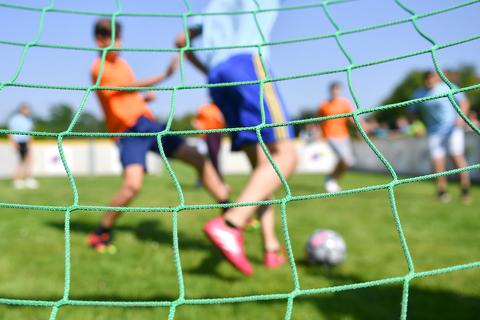 Beim „Straßenfußball für Toleranz“ wird wie auf dem Symbolfoto in kleinen Teams auf einem 15 mal zehn Meter großen mobilen Fußballfeld mit Kleintoren gespielt. 