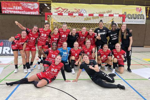Die Freude bei den Handballerinnen  der HSG Bensheim/Auerbach ist grenzenlos nach dem ersten Saisonsieg. Foto: Andreas Müller