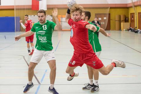 Robin Kettler (am Ball) und der TV Lampertheim liegen in der Handball-A-Liga bislang hinter den eigenen Erwartungen zurück und treffen nun auf Meisterschaftskandidat TV Trebur. Foto: Thorsten Gutschalk