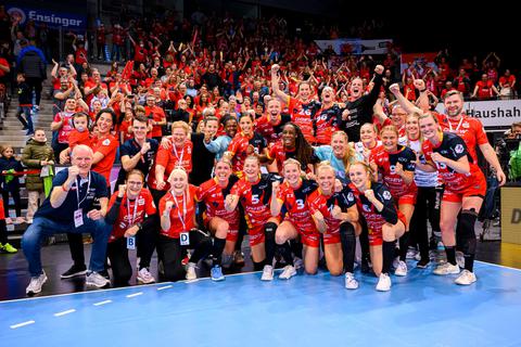 Feiern vor der roten Wand: Die HSG-Handballerinnen jubeln am Samstag mit ihren Fans über den Finaleinzug. Marco Wolf