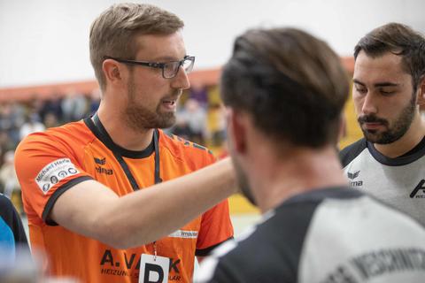 Weschnitztals Kevin Urban (links) gibt die letzten Anweisungen, um das Handballjahr erfolgreich abzuschließen. Foto: Thorsten Gutschalk