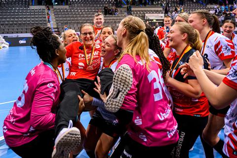 Trainerin Heike Ahlgrimm, mit der Silbermedaille dekoriert, wird von ihren Mädels auf Händen getragen. Marco Wolf