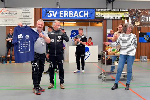 Trainer Jens Becker (links)  hat die Handballer des SV Erbach auf ein neues Niveau gehoben. Am Samstag, beim finalen Heimspiel 2022/23 gegen die TGBDarmstadt, wurde er vom SVE-Vorsitzenden Thomas Lulay gebührend verabschiedet. Foto: Dagmar Jährling 