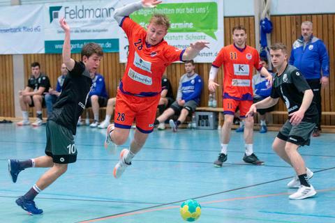 Kommt ein Groß-Rohrheimer geflogen: Alexander Anthes (Mitte) ist nicht ganz so schnell wie der Ball. Ob da Luca Jordan (SV Erbach, links) seine Hände im Spiel hatte? Rechts beobachtet Andrej Grebe die Szene. © Thorsten Gutschalk