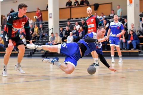 Im freien Fall: Handball-Bezirksoberligist HC VfL Heppenheim (Daniel Schneider) war im Heimspiel gegen die HSG Fürth/Krumbach (links Jascha Schuricht) chancenlos.  Foto: Dagmar Jährling 