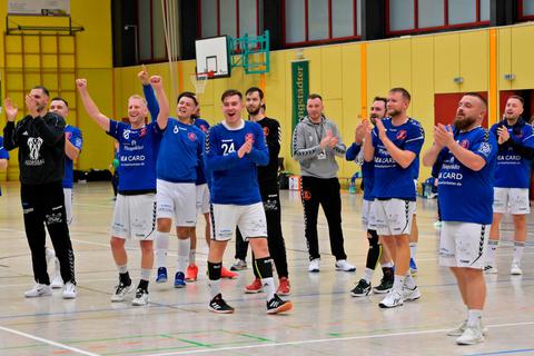 Ganz vorne dabei: Die Handballer des TSV Pfungstadt bejubeln ihren Erfolg gegen die TGB Darmstadt.  Foto: Peter Henrich  
