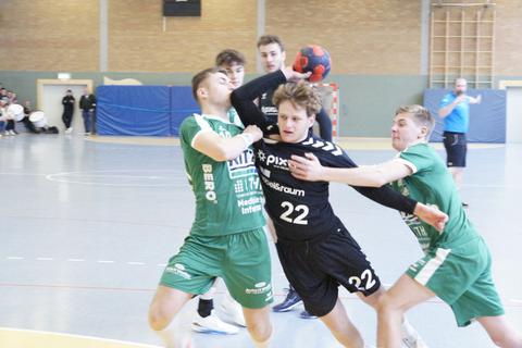 Der Odenwälder Nils Beck (Nummer 22) im direkten Duell mit den Hüttenberger Abwehrspielern Felix Kuhlman (links) und Ole Müller (rechts).
Foto: Udo Mühlsiegel
