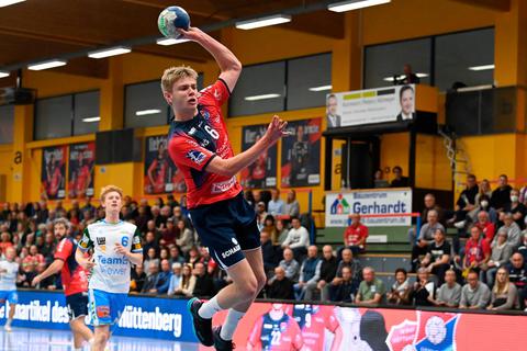 Gut aufgelegt: Hüttenbergs Tristan Kirschner zählt im Benefizspiel gegen eine Mittelhessen-Auswahl zu den erfolgreichsten Werfern der Blau-Weiß-Roten. Foto: Jenniver Röczey 
