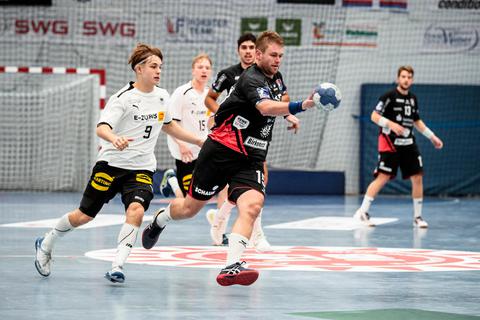 Moritz Zörb (am Ball) vom TV Hüttenberg enteilt dem aus Hüttenberg stammenden DHB-Jugendnationalspieler Matteo Menges. Foto: Jenniver Röczey 