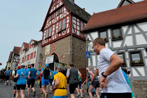 Der Brunnenfestlauf in Oberursel bietet mit dem historischen Rathaus stets ein besonderes Flair. Archivfoto: kie 