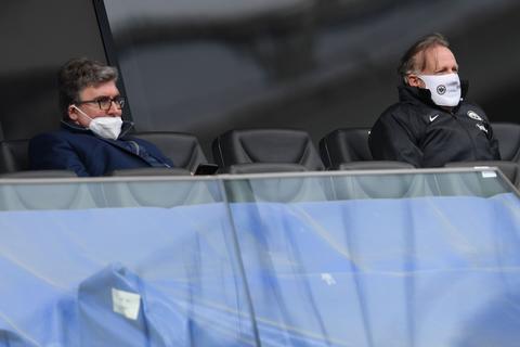 Auf Abstand: Eintracht-Finanzvorstand Axel Hellmann (l) und Aufsichtsrats-Boss Philip Holzer.