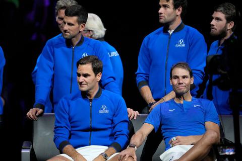 Tränen zum Abschied: Roger Federer (l) und Rafael Nadal. © Kin Cheung/AP/dpa