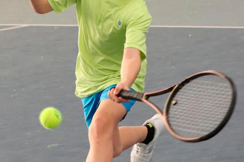 Ben Wenger vom TEC Darmstadt wurde in Offenbach Tennis-Hessenmeister der Altersklasse U 11. Foto: Hikmet Temizer 